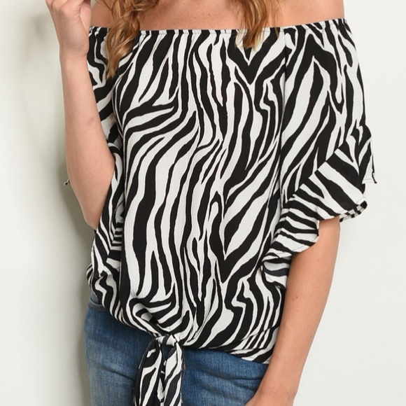 ⚡️BEST SELLING ⚡️Black white animal print- top - Picture 2 of 3